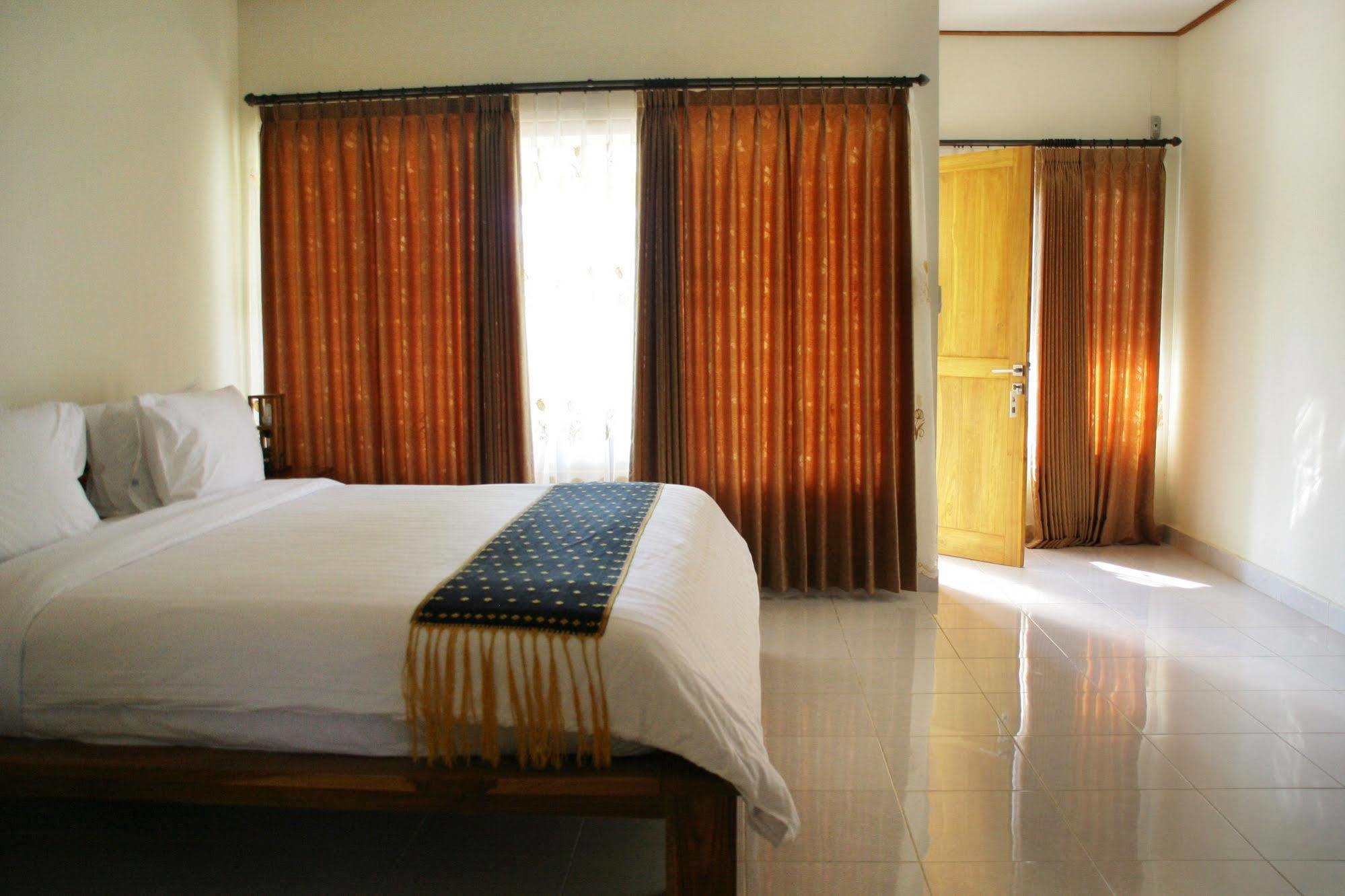 Puri Sari Beach Hotel Labuan Bajo Eksteriør billede